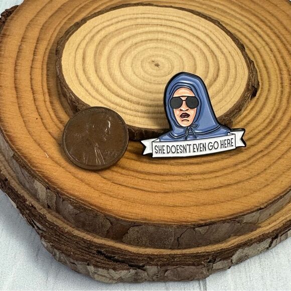 She Doesn’t Even Go Here Mean Girls Enamel Pin/ Brooch Lapel - Picture 2 of 5